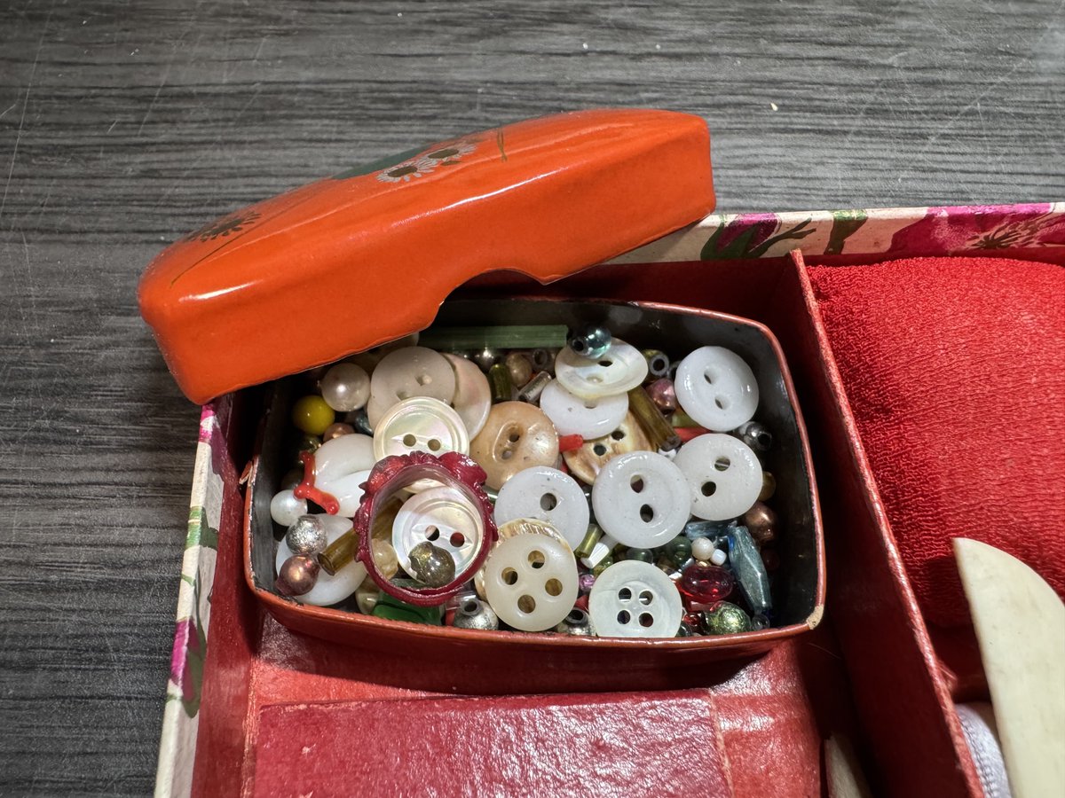 この箱を、
ただの道具入れとは呼びたくない。

「お裁縫」と「お化粧」。

加賀指貫。
懐中時計。
ガラスの飾り。
鳥のマチ針。
ボタンとビーズ。

そして、小さな香水瓶。
「ルナジリオ」と読める文字。
アルファベットも刻まれている。

……これ、逆文字？

和と洋が同居する、
100年前の美意識。