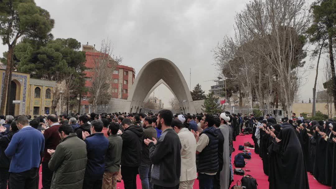 نماز باشکوه دانشجویان علم و صنعت با پرچم مقدس ایران.
این همان دانشجوی تراز انقلاب اسلامی است.