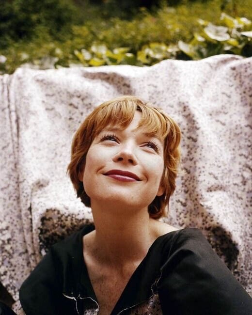 Red-haired icon Shirley MacLaine.

📸 by Peter Basch