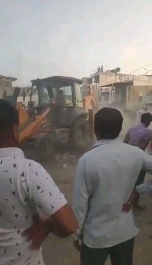 कल रातोंरात धरती समतल कर दी गई, अभी कार्यवाही जारी है...! 
राजकोट गुजरात में बड़ा... बहुत बड़ा बुलडोज़र एक्शन 1500 मकान ढहाये गए... 
राजकोट शहर की जीवन रेखा माने जाने वाली आजी नदी के किनारे और धारा क्षेत्र को इन्होने पूरी तरह कब्ज़ा कर वहाँ स्थाई बस्ती बसा ली.... नतीजा... नदी ही