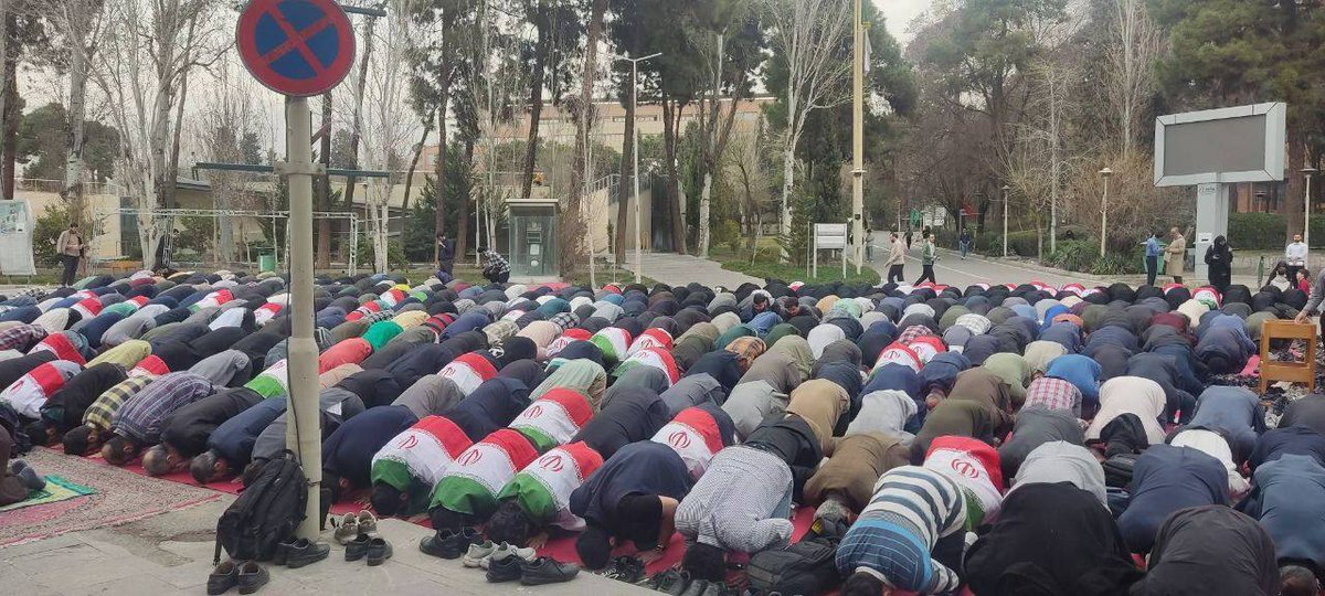 حتی از پشت عکس هم بو میدین 
#IranMassacre 
#KingRezaPahlavi