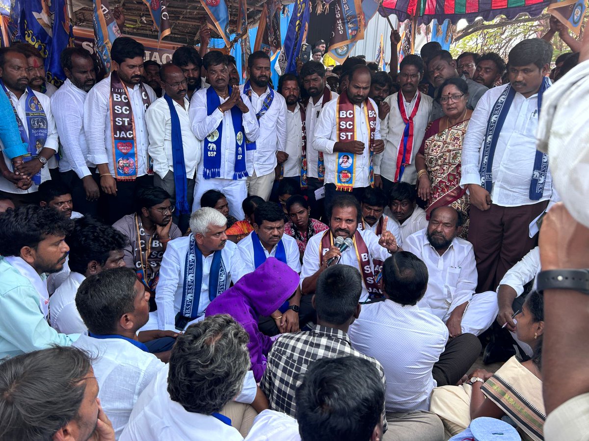 Ambedhkar331's tweet photo. రెడ్ల దాడి లో బాధితులైన చాకలి పేదలకి న్యాయం జరగాలని నాగర్కర్నూల్ జిల్లా కేంద్రం లో BC SC ST JAC & ధర్మ సమాజ్ పార్టీ (DSP) ఆధ్వర్యంలో.. ధర్నా శిబిరం లో పాల్గొన్న విశారదన్ మహారాజ్ & అన్ని పార్టీల నాయకులు. అందులో భాగం గా బీఎస్పీ,cpm cpi, జన సేన మరియు వివిధ కుల సంఘాల నాయకులు.
#BCSCST
#Casteatrocities
#Telangana