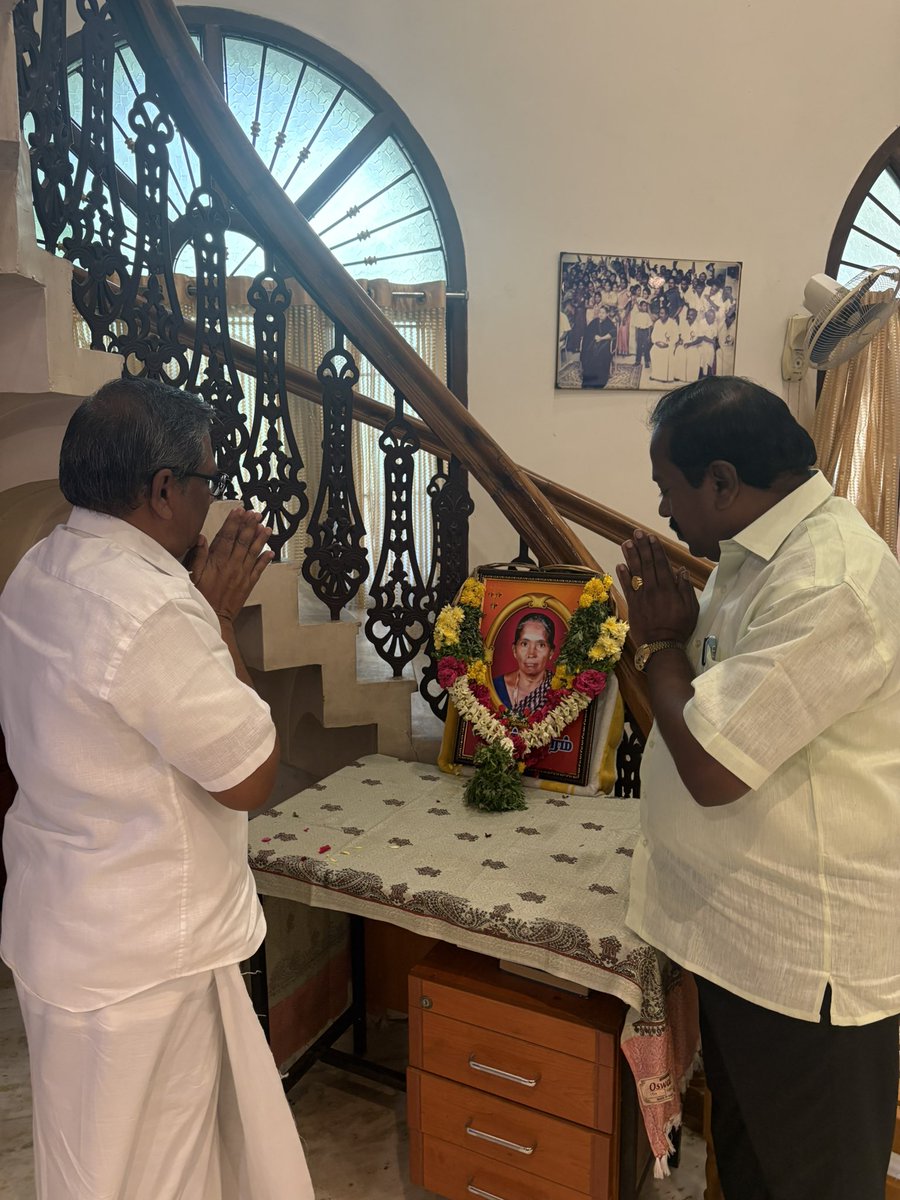 pasumponpandia's tweet photo. திராவிட இயக்க உணர்வாளர் திருப்பூர் பாலசுப்பிரமணியம் மறைந்த அண்ணா திராவிட மக்கள் முன்னேற்றக்கழக பொதுச்செயலாளர் பசும்பொன் பாண்டியன் அவர்களின் தாயார் படத்திற்கு மலர் வைத்து அஞ்சலி செலுத்தும் ஆறுதலும் தெரிவித்தார்.
#பசும்பொன்_பாண்டியன் | #ADMMK https://t.co/c6S6WJjZnk
