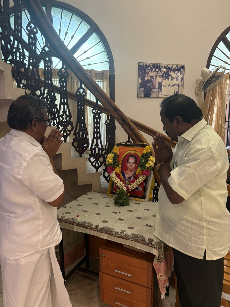 pasumponpandia's tweet photo. திராவிட இயக்க உணர்வாளர் திருப்பூர் பாலசுப்பிரமணியம் மறைந்த அண்ணா திராவிட மக்கள் முன்னேற்றக்கழக பொதுச்செயலாளர் பசும்பொன் பாண்டியன் அவர்களின் தாயார் படத்திற்கு மலர் வைத்து அஞ்சலி செலுத்தும் ஆறுதலும் தெரிவித்தார்.
#பசும்பொன்_பாண்டியன் | #ADMMK https://t.co/c6S6WJjZnk