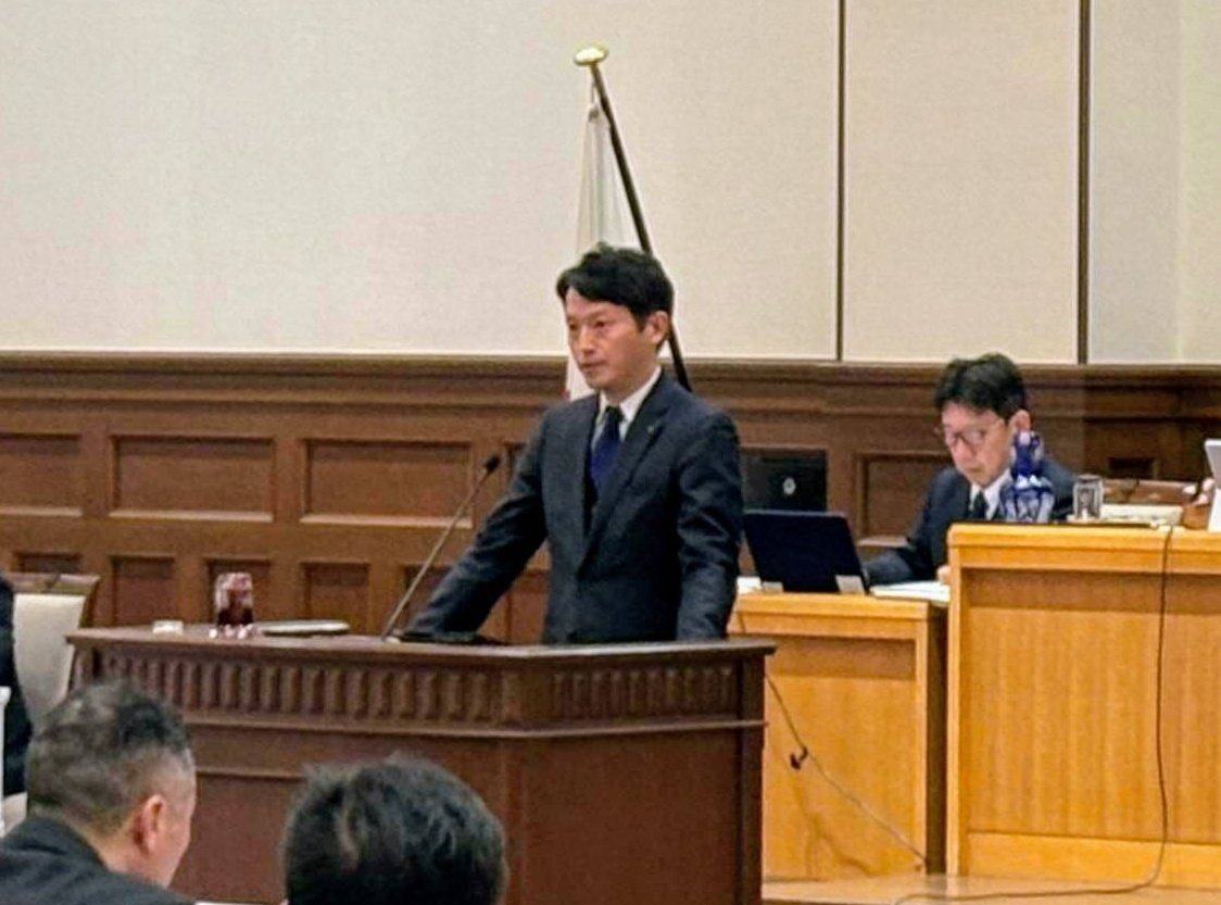本日から代表質問等が始まりました。各会派との議論の中心は、今後の