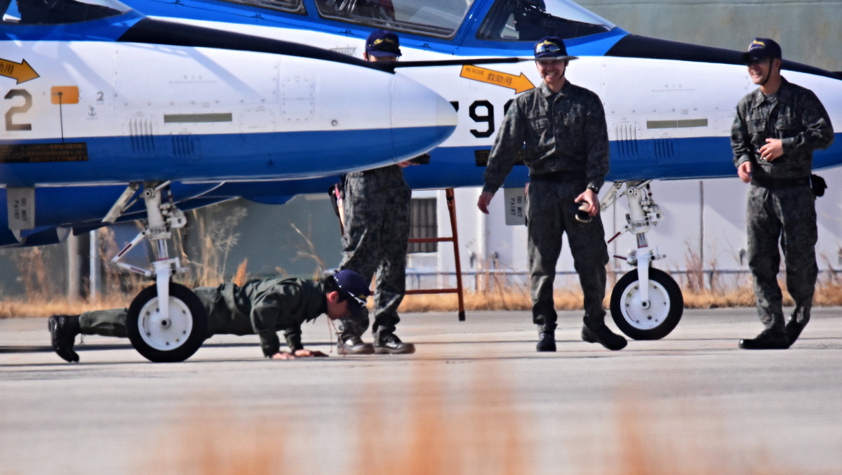 松島基地 チャレンジ By The Way」ウォークダウン前の鍛錬…4番機の佐藤さん。腕立て伏せ 20