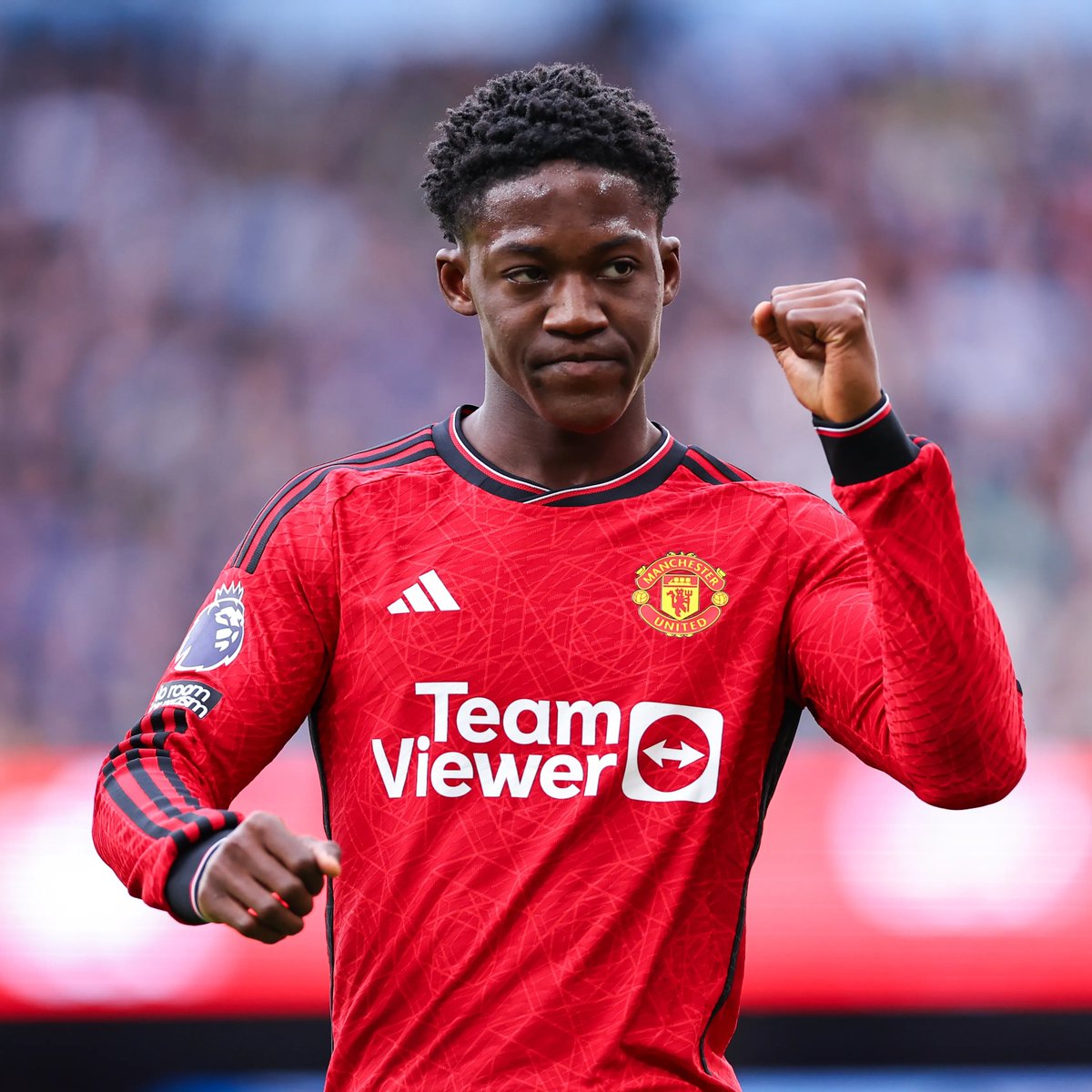 🗣️🚨 Gary Neville: "Kobbie Mainoo looks like a football player. He looks like he can play the position well, he looks like he can handle the ball, which he can, and he looks like he is back to his best. And that is something that stands out."