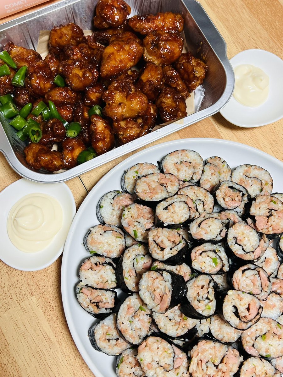 오토김밥닭강정진짜마싯는거아시는분…?
오토김밥닭강정이랑
집에서만든스팸땡초김밥에마요네즈같이먹으면완전맛잇어요ㅠㅜ