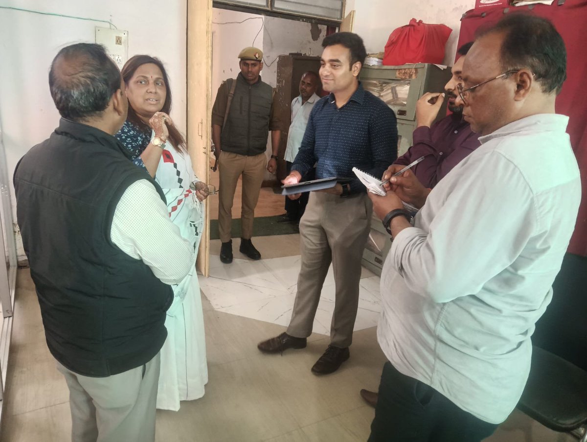 जिला विद्यालय निरीक्षक कार्यालय का निरीक्षण कर सेवा पुस्तिकाओं, जीपीएफ पत्रावलियों के अद्यतन की समीक्षा की गई। अभिलेखों को अपडेट रखते हुए कार्यालय व्यवस्था को और सुदृढ़ करने एवं पारदर्शी कार्य निष्पादन हेतु आवश्यक निर्देश दिए। <a href="/DMBalrampur/">DM/DEO Balrampur</a> <a href="/CMOfficeUP/">CM Office, GoUP</a> <a href="/UpRuralDev/">ग्राम्य विकास विभाग, उत्तर प्रदेश</a>