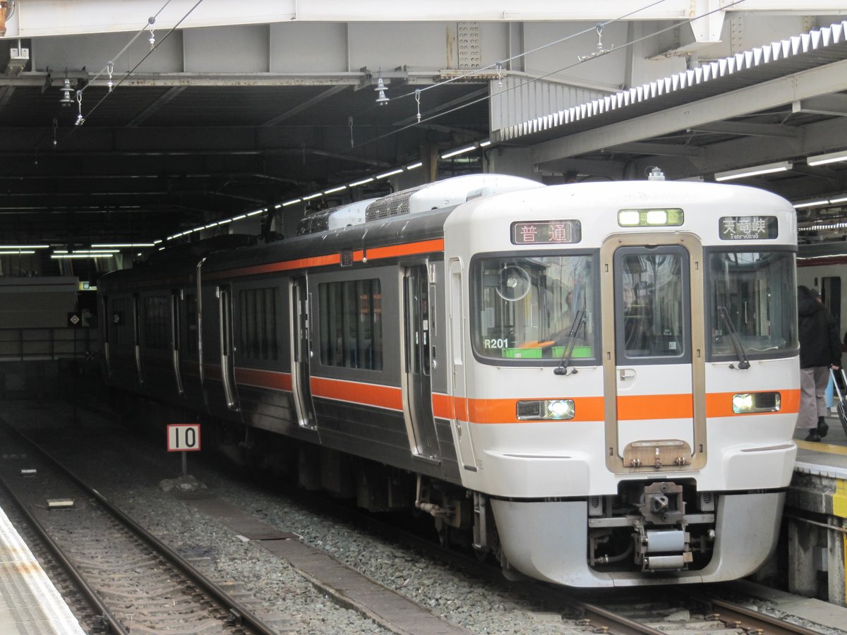 R100.R200の2両単独での普通表示を見れるのも3月13日まで。南部では車掌が運転士に向かってドア閉めの合図を送るのを見れなくなります。