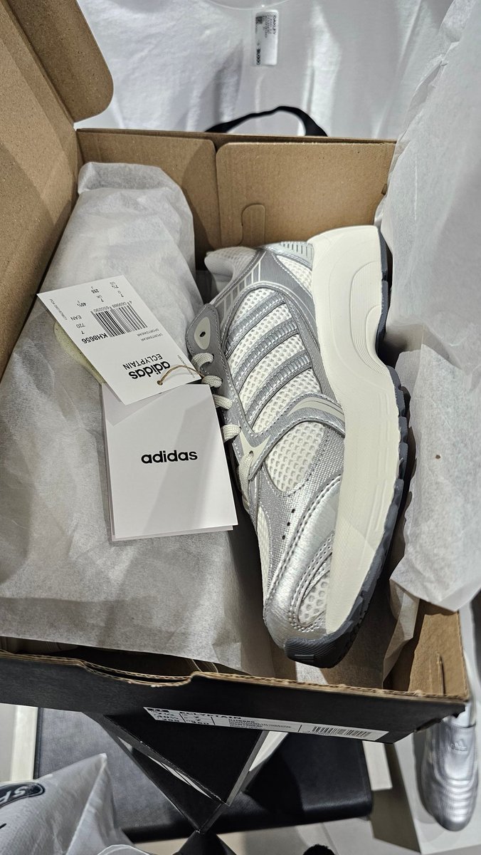 Ayo jajan Adidas x lngshot di akuuu. Masih harusnya nyari size lain, karena di tiap store stok nya persize cuma 1pcs 🫠