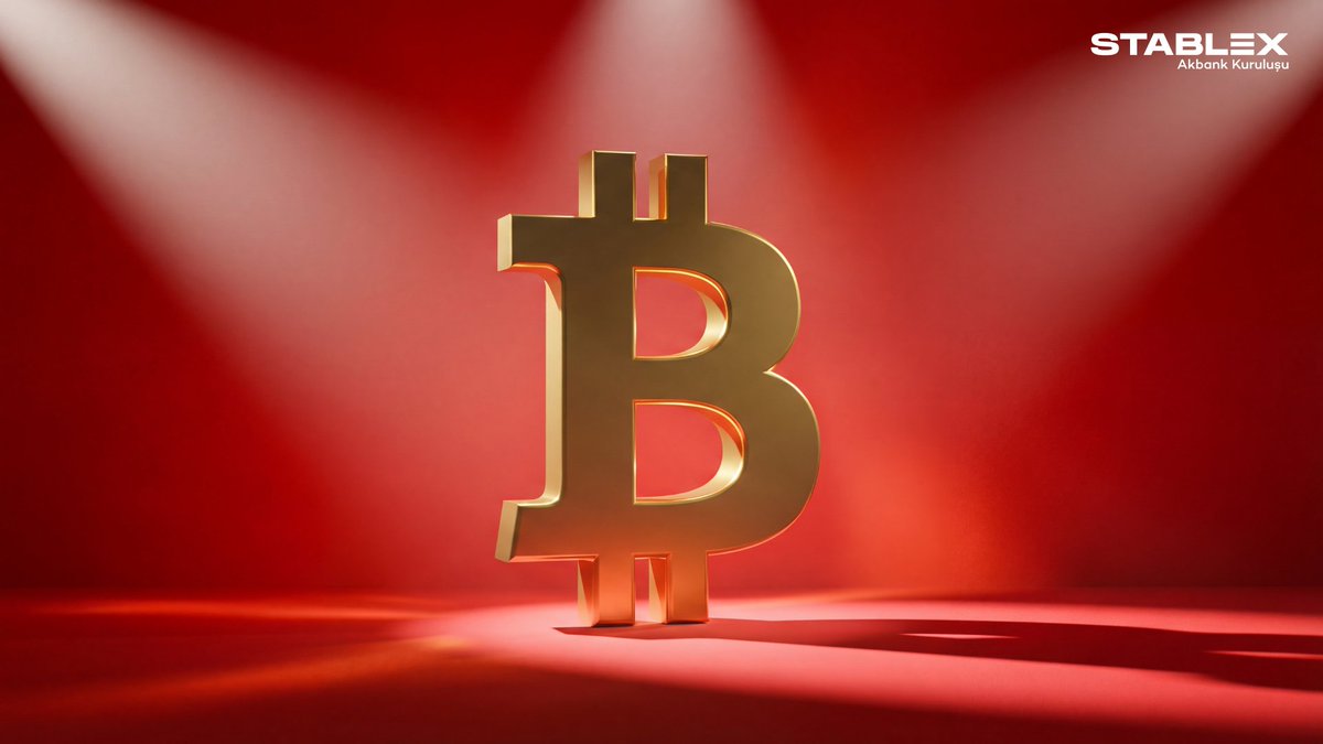 Stablex_Turkiye's tweet photo. Bitcoin Neden Düştü? – 24.02.2026

📌 Şubat sonu itibarıyla ABD teknoloji hisselerinde (özellikle yapay zekâ ve yazılım sektörü) yaşanan büyük değer kayıpları, Bitcoin'i de beraberinde sürükledi. Yatırımcıların yapay zekâ yatırımlarının geri dönüşünü sorgulamasıyla Nasdaq’ta yaşanan düşüş, Bitcoin ile olan yüksek korelasyon nedeniyle kripto piyasasına doğrudan yansıdı.

📌 Beklentilerin altında gelen ABD iş gücü verileri, ekonomide durgunluk (resesyon) korkularını tetikleyerek yatırımcıların "risk-off" (riskten kaçış) moduna girmesine ve güvenli limanlara yönelmesine neden oldu.

📌 Endeks "Aşırı Korku" (Extreme Fear) seviyelerine (yaklaşık 14 puan) geriledi. Sosyal medyada en çok konuşulan terim "Capitulation" (Teslimiyet) oldu.

📌 22-24 Şubat tarihleri arasındaki süreçte piyasada 18 milyar doları aşan bir likidasyon gerçekleşti. Bu, uzun süredir görülen en büyük tasfiyelerden biri olarak kaydedildi.

📌 Michael Burry gibi isimlerin "Bitcoin ölüm sarmalına girebilir" yönündeki karamsar tahminleri ve madencilerin operasyonel maliyetleri karşılamak için spot piyasada yaptıkları satışlar, fiyatın 60.000 dolar desteğini zorlamasına neden oldu.

📌 2025'teki büyük yükselişin ardından kurumsal yatırımcıların ETF'ler üzerinden kâr realizasyonu yapması ve fon çıkışlarının hızlanması, fiyatın yukarı yönlü ivmesini kırdı.

📌 Reddit'teki (r/ethereum, r/crypto subredditinde yer alan yorumlar) tartışmalarda, kullanıcıların birçoğu "ayı bayrağı" oluşumundan ve fiyatın 36.000 - 40.000 dolar bandına kadar gerileyebileceğinden duydukları endişeyi dile getiriyor.

📌 Bireysel kripto para yatırımcılarının sosyal medya gönderilerinde, artık fiyattaki düşüşten ziyade piyasanın uzun süreli durağanlığından veya sürekli satış yemesinden "sıkıldığı" (boredom) ve birçok bireysel yatırımcının piyasadan tamamen çekilmeye başladığı gözlemleniyor.