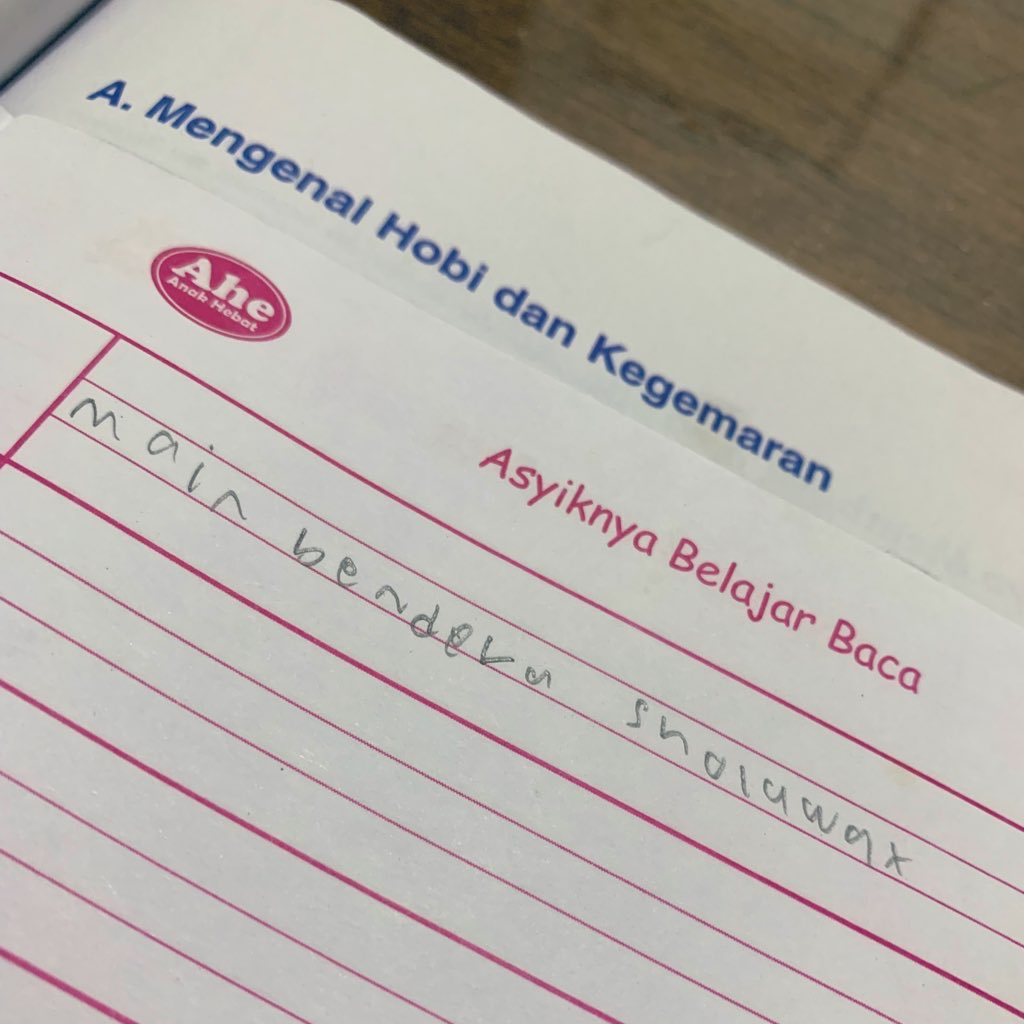 gapapa banget apa2 sendiri. but, talk to who? anak art ku ditanyain hobinya apa dijawab “main bendera sholawat”😭😭😭😭😔😔😔😔