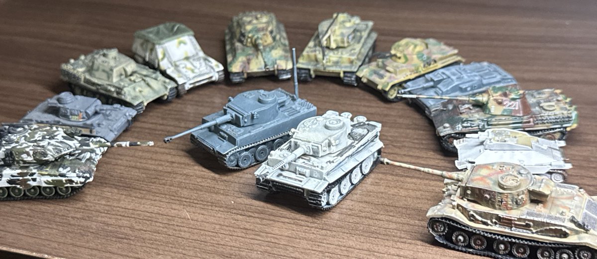 VK624's tweet photo. どれを手元に残すか選別してるけど
もういっそぜんぶ処分した方が楽かもな https://t.co/2TfGOAgmOn