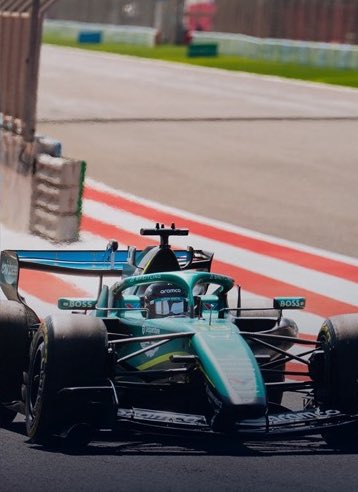 AstonMarUpdates's tweet photo. Viendo unas fotos del AMR26 me sorprendió el CAMBER negativo de las ruedas delanteras. 

Es un poco raro que estuvieran probando eso con los problemas que tenían. He estado viendo otras fotos de otros equipos pero no he visto todavía que hubieran probado varios parámetros. https://t.co/AId0R8S88f