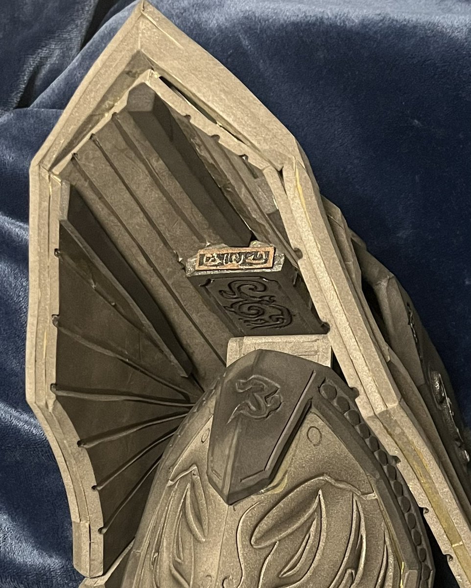 kuro_craftsman's tweet photo. 肩鎧。面構成を複雑にしつつ、仏教美術や建築からヒントを得て製作しました
#黒屋工房 https://t.co/GLPDbodktM