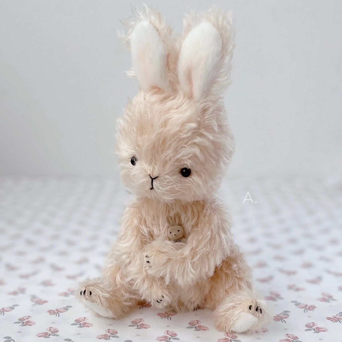 うさちゃんのお人形を抱っこすると 不安な気持ちも落ち着くね