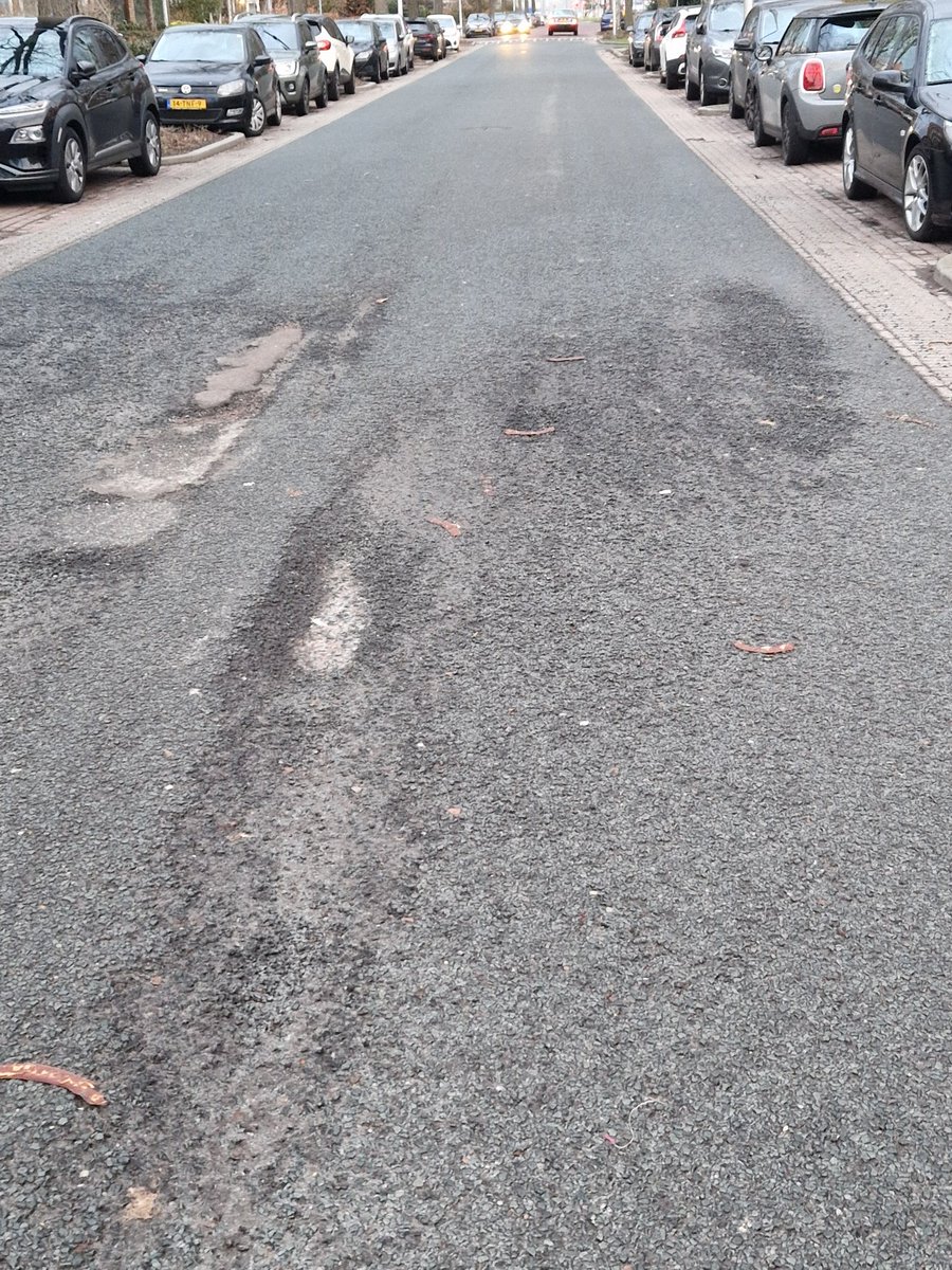 PeterDellen's tweet photo. @Gemeente_Zwolle 
Asfalt is aan reparatie toe op de Brederostraat https://t.co/9zNZNFw7pD