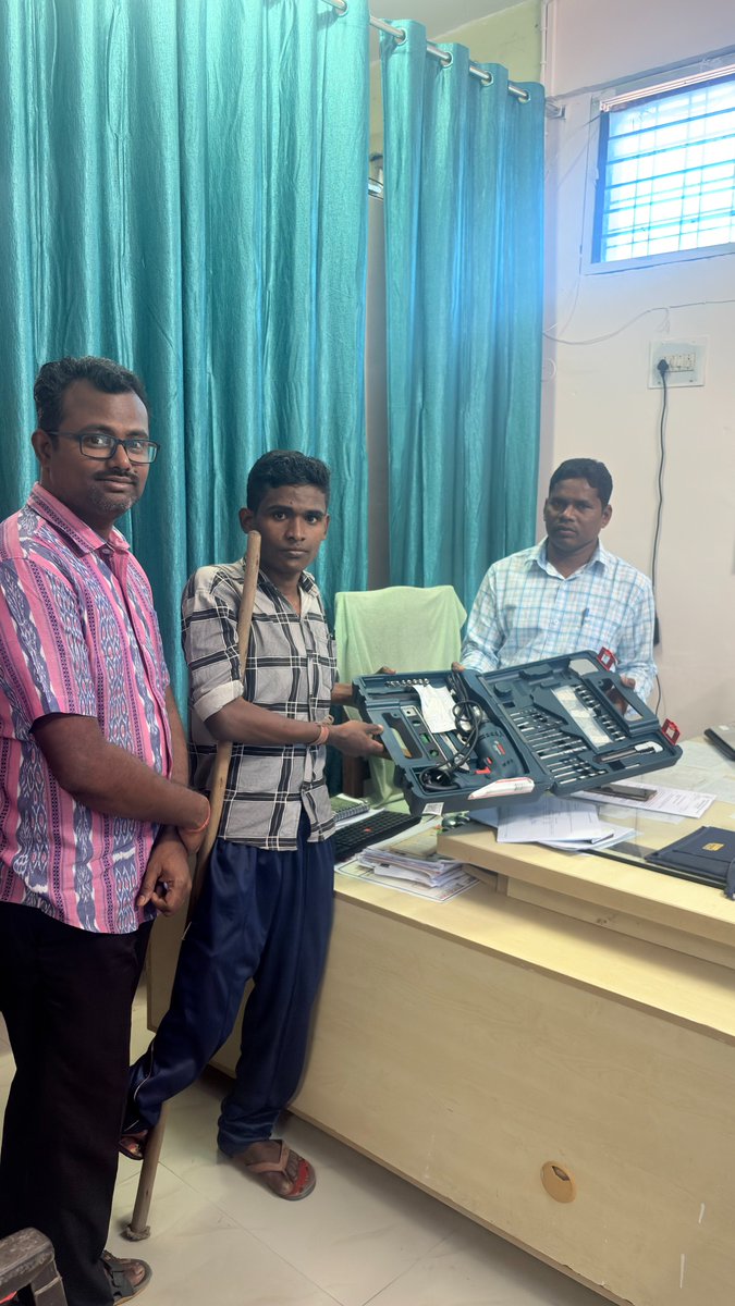 ଶ୍ରୀ କୌଶିକ ରାୟ(ମାଲାଭରମ) ଓ ଶ୍ରୀ ମନୋଜ ଖେମୁଣ୍ଡୁଙ୍କୁ(ପାଣ୍ଡ୍ରିପାଣି)ଙ୍କୁ ଦିବ୍ୟାଙ୍ଗ ହୋଇ ମଧ୍ୟ ଦକ୍ଷତା ତାଲିମ ନେଇଥିବାରୁ ତାଙ୍କୁ  ଦକ୍ଷତାଭିତିକ ସ୍ୱୟଂ ନିୟଜନ ସରଞ୍ଜାମ, ସାମାଜିକ ସୁରକ୍ଷା ଓ ଭିନ୍ନକ୍ଷମ ସଶକ୍ତିକରଣ ବିଭାଗ ତରଫରୁ ପ୍ରଦାନ କରାଯାଇଅଛି ।
<a href="/SSEPD2/">SSEPD</a> 
<a href="/dm_malkangiri/">Collector & DM, Malkangiri</a>