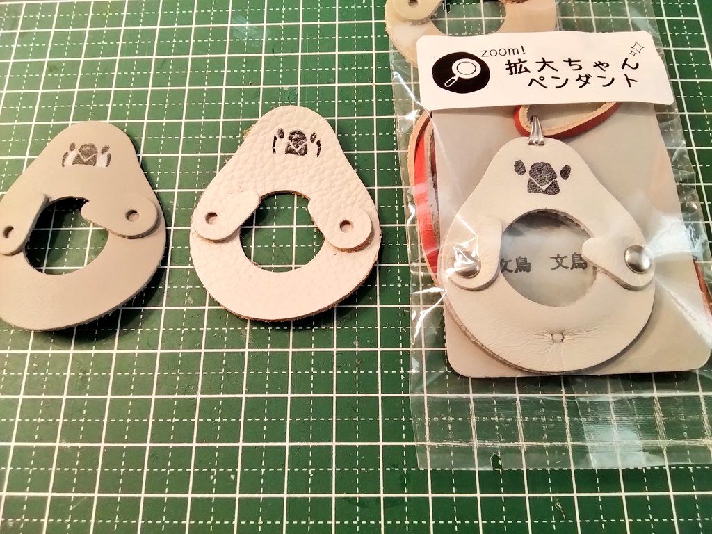 今度３月の #サロンドキンカ に参加させてもらうので、「キンカのルーペぇ🔎」の試作をしているのですが、キンカの方々どうですか？😵💓
キンカにみえますか？
2枚目は文鳥バージョンとの比較です。
くちばしが黒いのは文鳥の人にも我慢してもらっているので見逃してもろて🙏
お腹にレンズが入ります↓