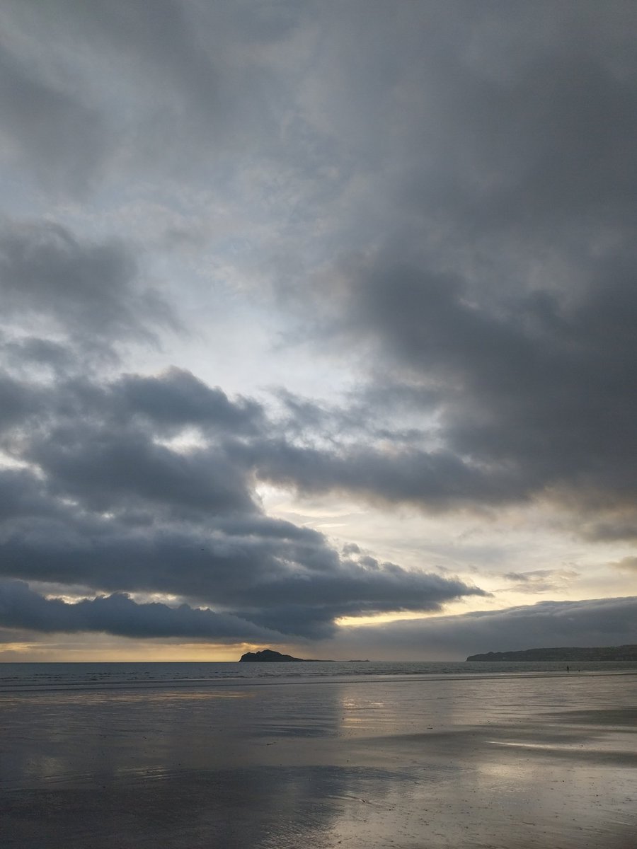 JimOFlahertyy's tweet photo. The year's at the spring
    And day's at the morn;
    Morning's at seven;
    The hillside's dew-pearled;
    The lark's on the wing;
    The snail's on the thorn:
    God's in His heaven—
    All's right with the world!
R  Browning #Portmarnock https://t.co/ap62QHIYD3