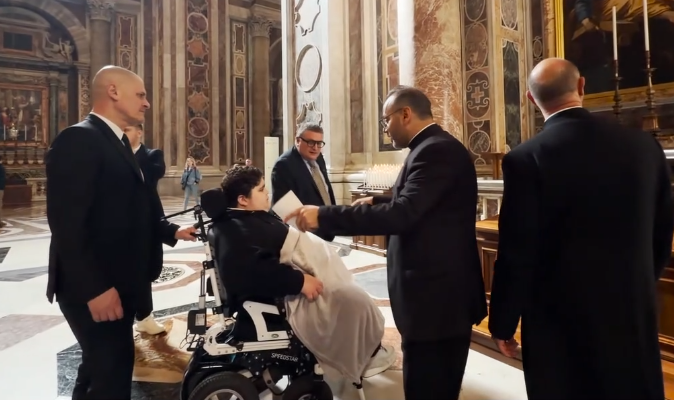BambinoCairo's tweet photo. La nostra Fondazione si sta impegnando per mettere al servizio di Mariano un macchinario di telemedicina, che era destinato alla cura di Papa Francesco. Strumento capace di trasmettere in tempo reale gli esiti degli esami a 27 medici nel mondo. Siamo tutti Mariano. https://t.co/FgtIPytqAU