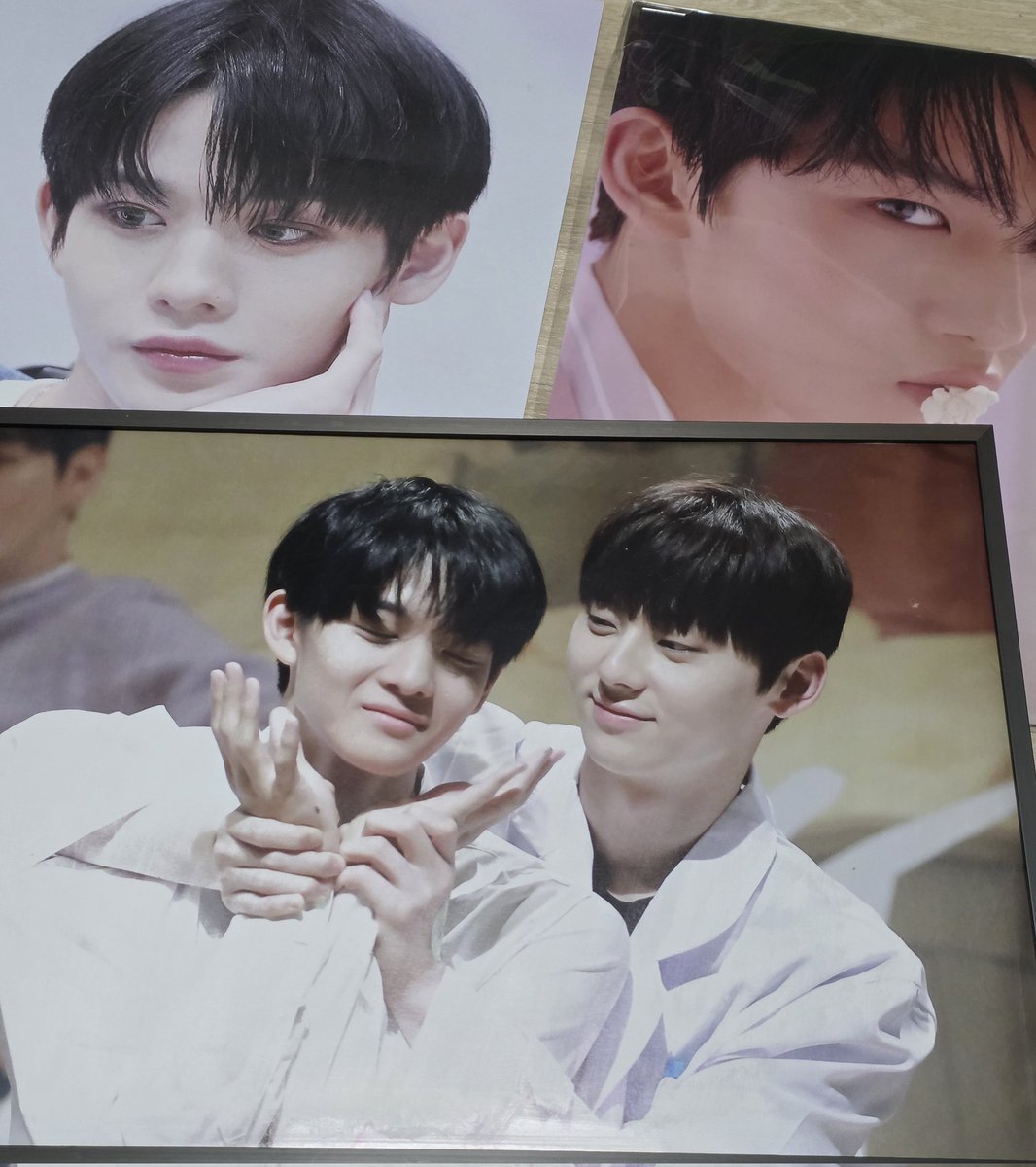 ekdideh123's tweet photo. 배진영 포스터, 액자 나눔합니다
반택으로 배송해드립니다 
DM주세요

액자는 상태가 별로인점 감안해주세요~

#배진영 #baejinyoung https://t.co/RGdV4IymzZ