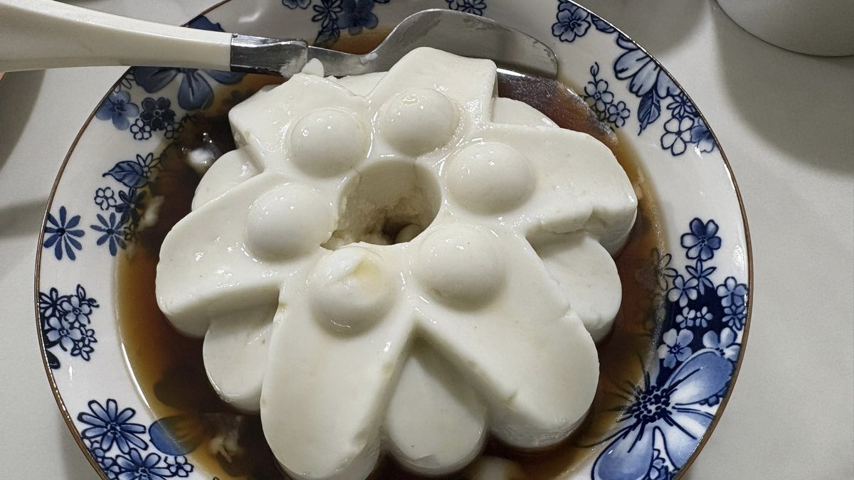 ahmadmaslan's tweet image. Berbuka #puasa di rumah 2 hari lepas dengan juadah kegemaran arwah ibu saya, Hajah Aminah.

Bubur sum-sum. Air asam boi.
Disedia oleh isteri saya, Noraini.

Dibuat drpd tepung beras, santan, sikit garam, air. Digaul sambil dimasak. Guna acuan. Makan dgn gula apong dari #Sarawak.