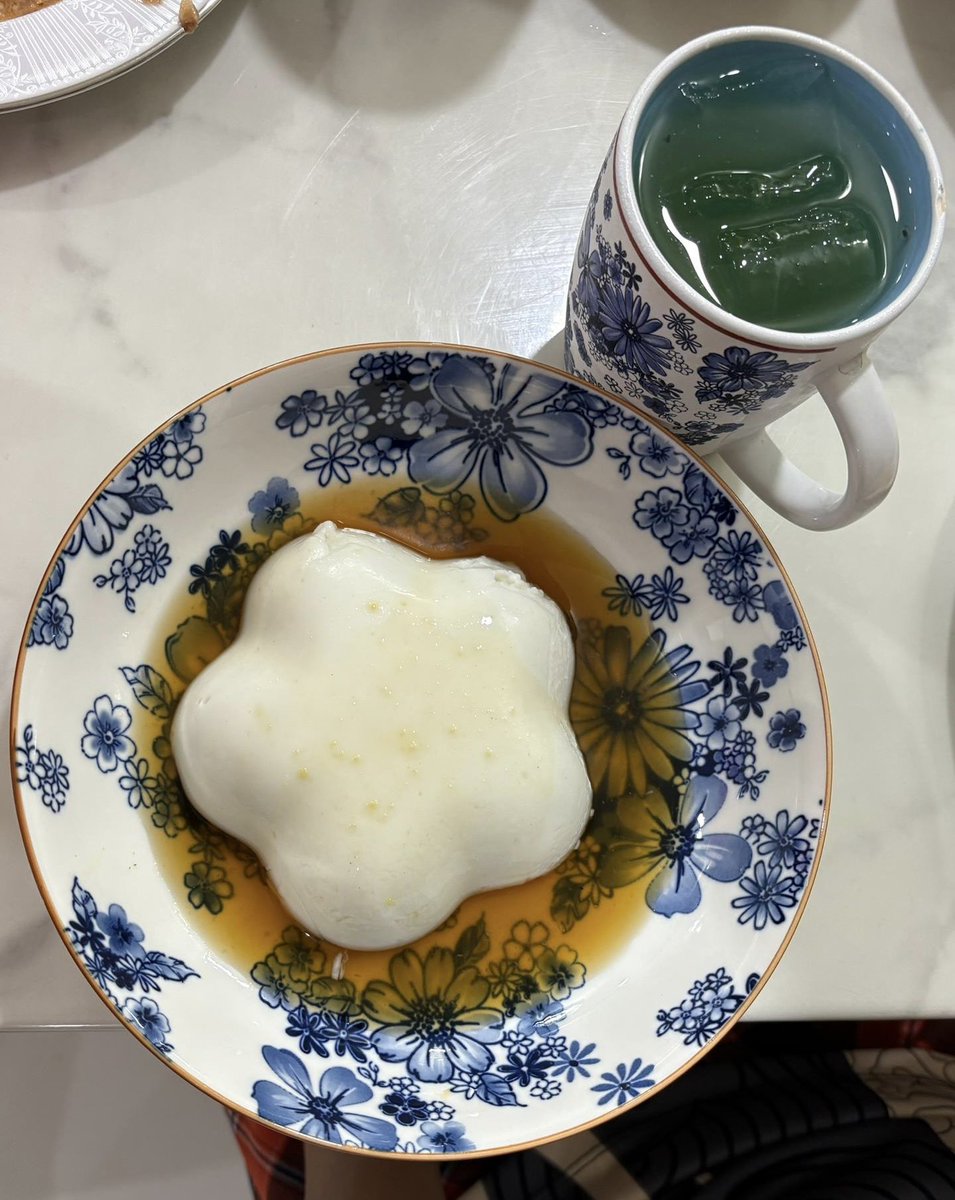 ahmadmaslan's tweet image. Berbuka #puasa di rumah 2 hari lepas dengan juadah kegemaran arwah ibu saya, Hajah Aminah.

Bubur sum-sum. Air asam boi.
Disedia oleh isteri saya, Noraini.

Dibuat drpd tepung beras, santan, sikit garam, air. Digaul sambil dimasak. Guna acuan. Makan dgn gula apong dari #Sarawak.