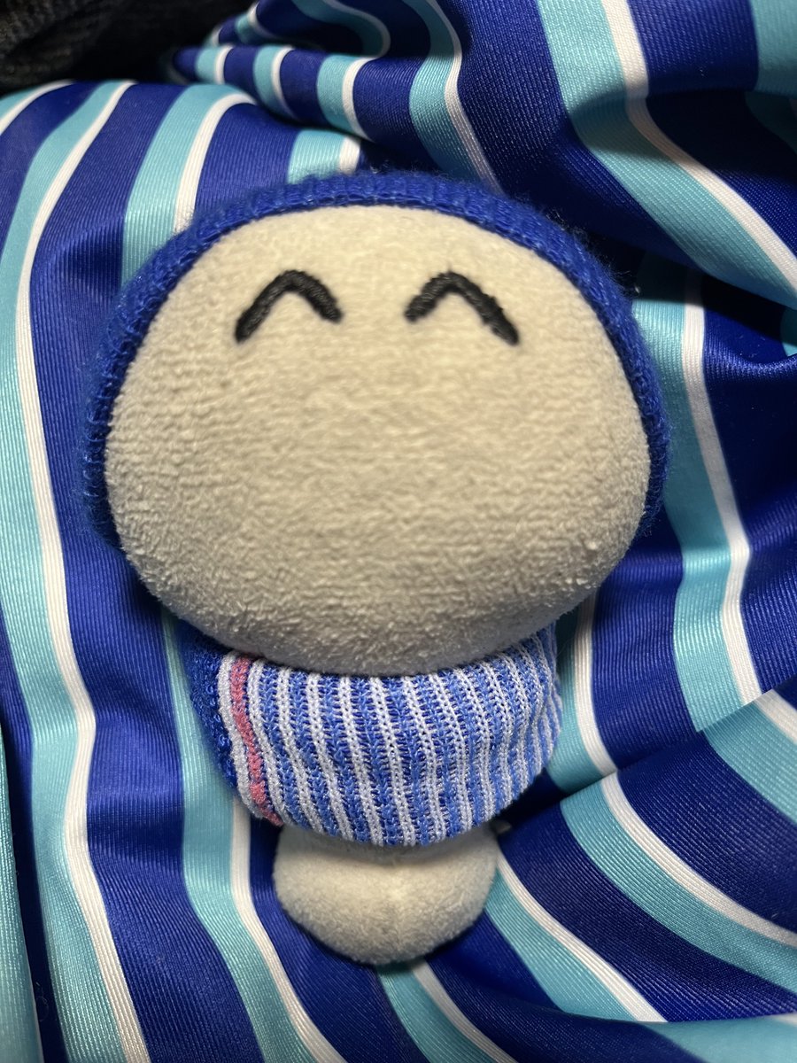 裾まくって余ったとこを頭にかけたら安定するけどこれドラ○もんじゃん