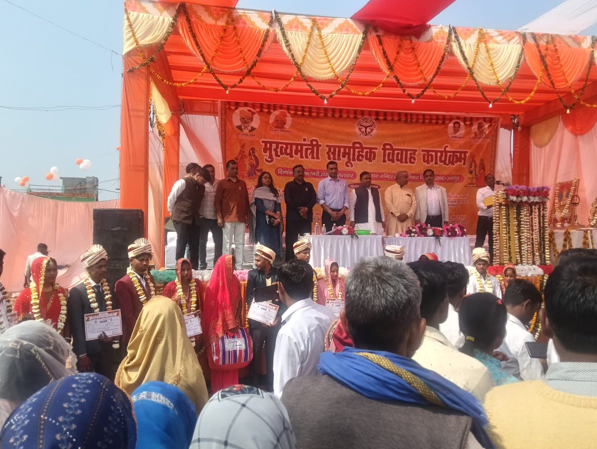 AdpcKasganj's tweet photo. जनपद #कासगंज के विकास खण्ड अमांपुर में माननीय विधायक श्री हरी ओम वर्मा जी, परियोजना निदेशक डीआरडीए, खण्ड विकास अधिकारी अमांपुर एवं अन्य लाभार्थियों की उपस्थिति में मुख्यमंत्री सामूहिक विवाह समारोह का भव्य रुप से आयोजन किया गया। @UpRuralDev @OfficeOfKPM @myogioffice @DmKasganj https://t.co/HKEJSmQc4E