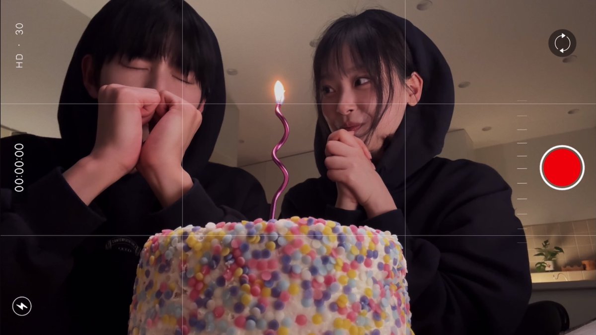 vierrrie05's tweet photo. GUESS!!  IS THE FUCK LESBIOLA?? 😭 https://t.co/GplEXIaSWm