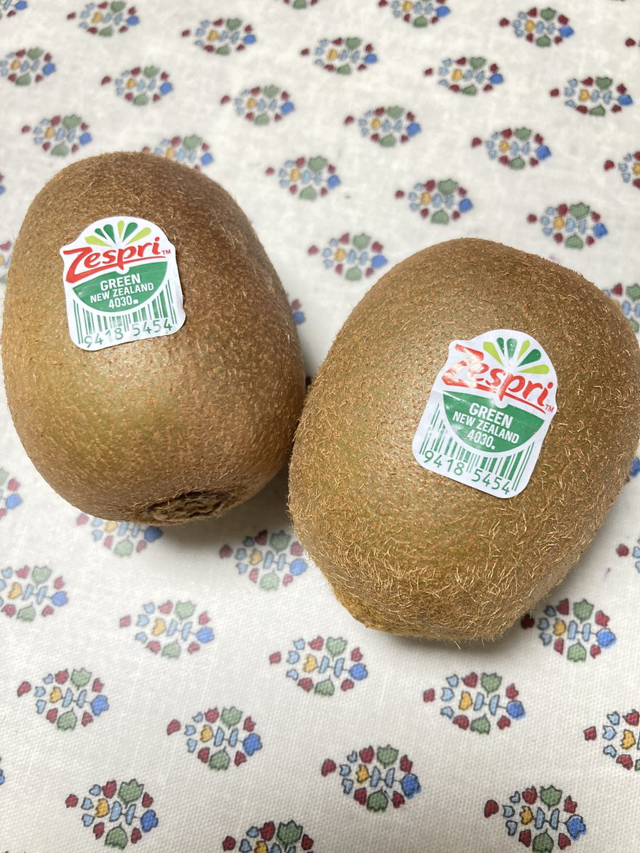 夕食後のデザートにNEW ZEALAND産キウイを食べました。キウイは