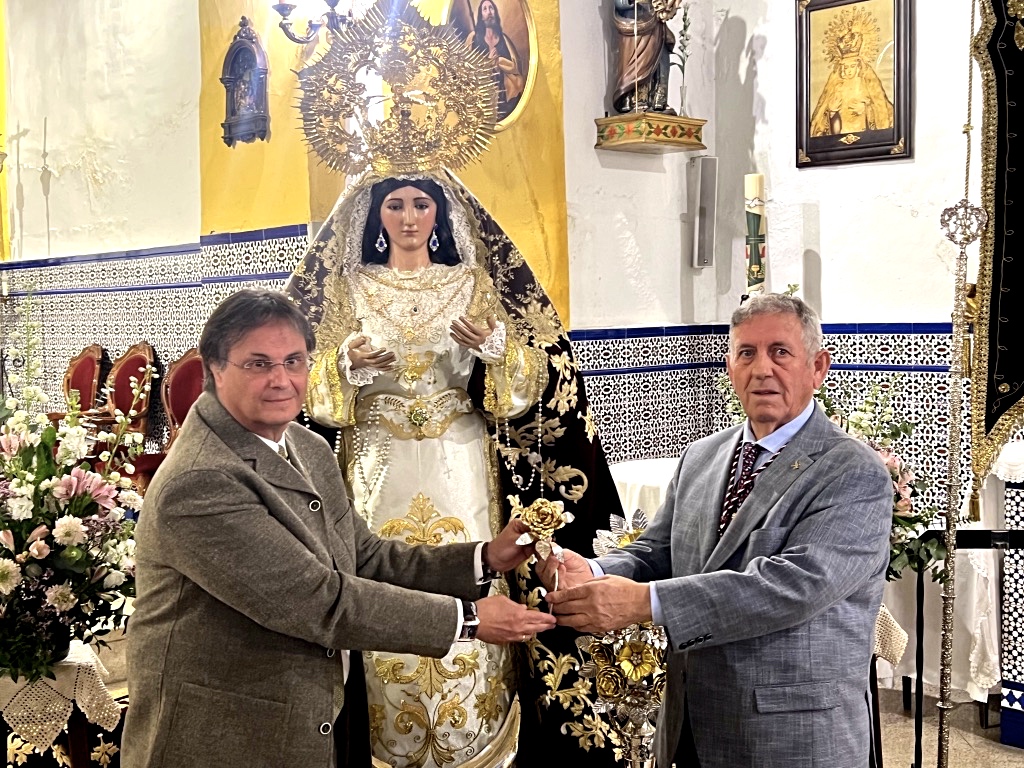 DrPerezBernal's tweet photo. La Patrona de #Casariche recibe la #RosaDePasión embajadora de #DonantesDeÓrganos en #Sevilla ante emotivos testimonios d #Donantes y personas con #trasplantes d #corazón #pulmón #riñón #hígado #médula #Encarnación @aytocasariche @A_Trasplantes #Asacro @HdadSraRosario #TDSCofrade https://t.co/O99pQ6fwG4