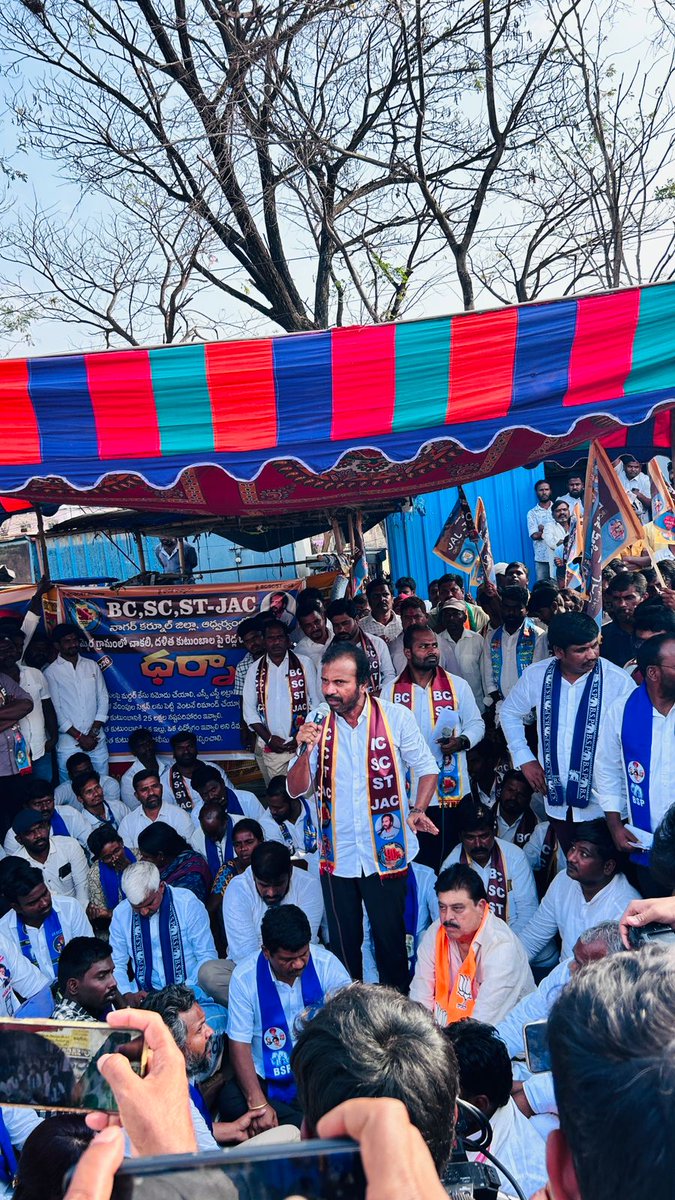Ambedhkar331's tweet photo. నాగర్ కర్నూల్ కేంద్రం లో #చాకలిమౌనికహత్య కు న్యాయం కోసం చేస్తున్న భారీ ధర్నా లో ప్రసంగిస్తున్న Dr-Visharadan Maharaj
#BCSCST
#Casteatrocities
#Telangana https://t.co/JaupeDVfxt