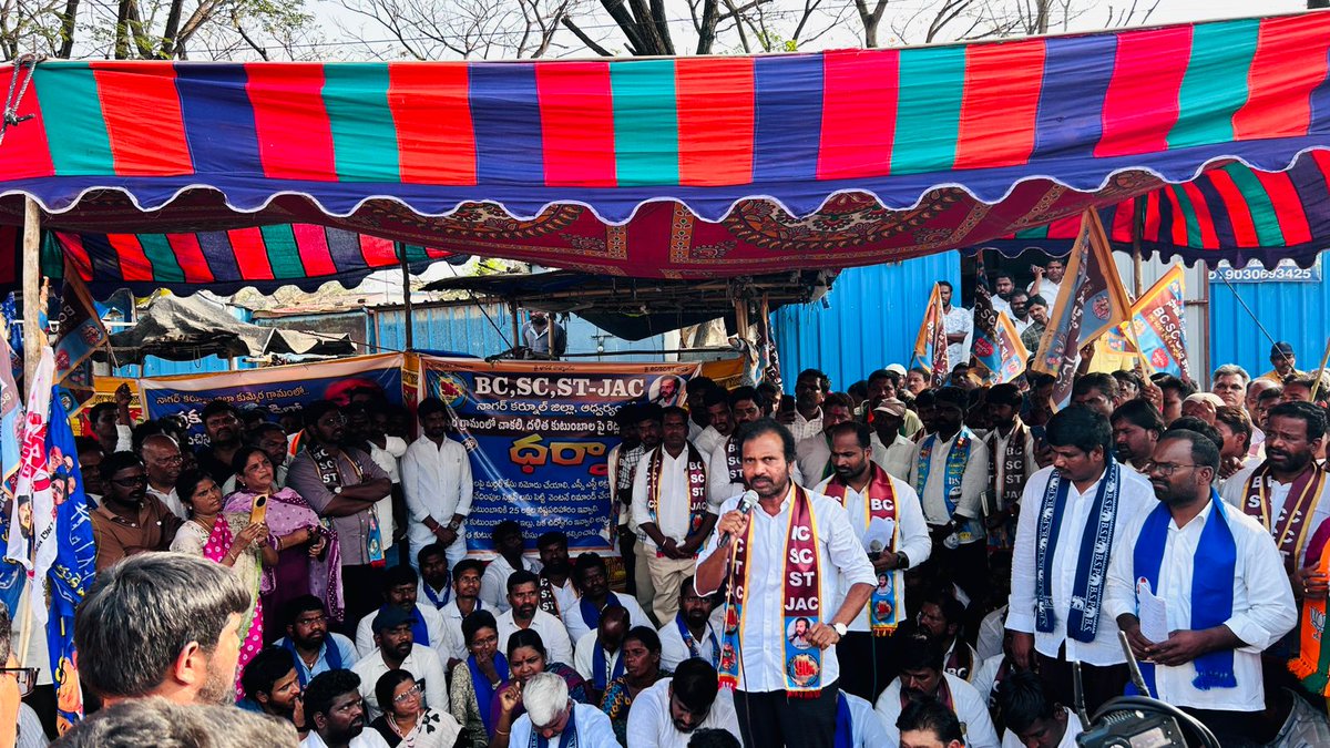 Ambedhkar331's tweet photo. నాగర్ కర్నూల్ కేంద్రం లో #చాకలిమౌనికహత్య కు న్యాయం కోసం చేస్తున్న భారీ ధర్నా లో ప్రసంగిస్తున్న Dr-Visharadan Maharaj
#BCSCST
#Casteatrocities
#Telangana https://t.co/JaupeDVfxt