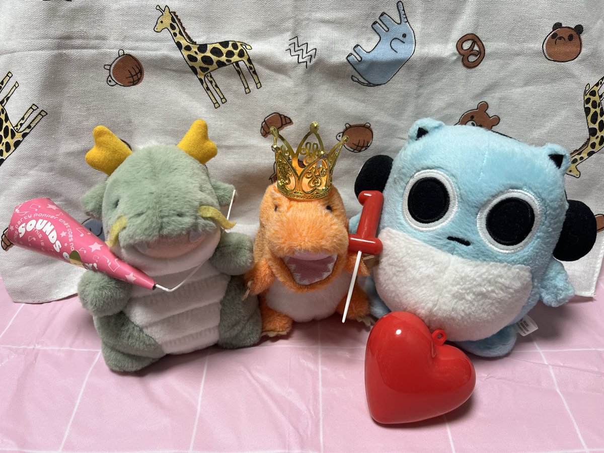 BLUEHAMHAMLOVE's tweet photo. だいぶお久しぶりになりました💦
2月はがうちゃんが1才になったり、妹に新しく家族ができたため、一人暮らしの間の見守りに行ってたハムきちが帰って来ました!
#BLUEHAMHAM #ブルーハムハム
#ぬい活 https://t.co/JyLJT9CAfv