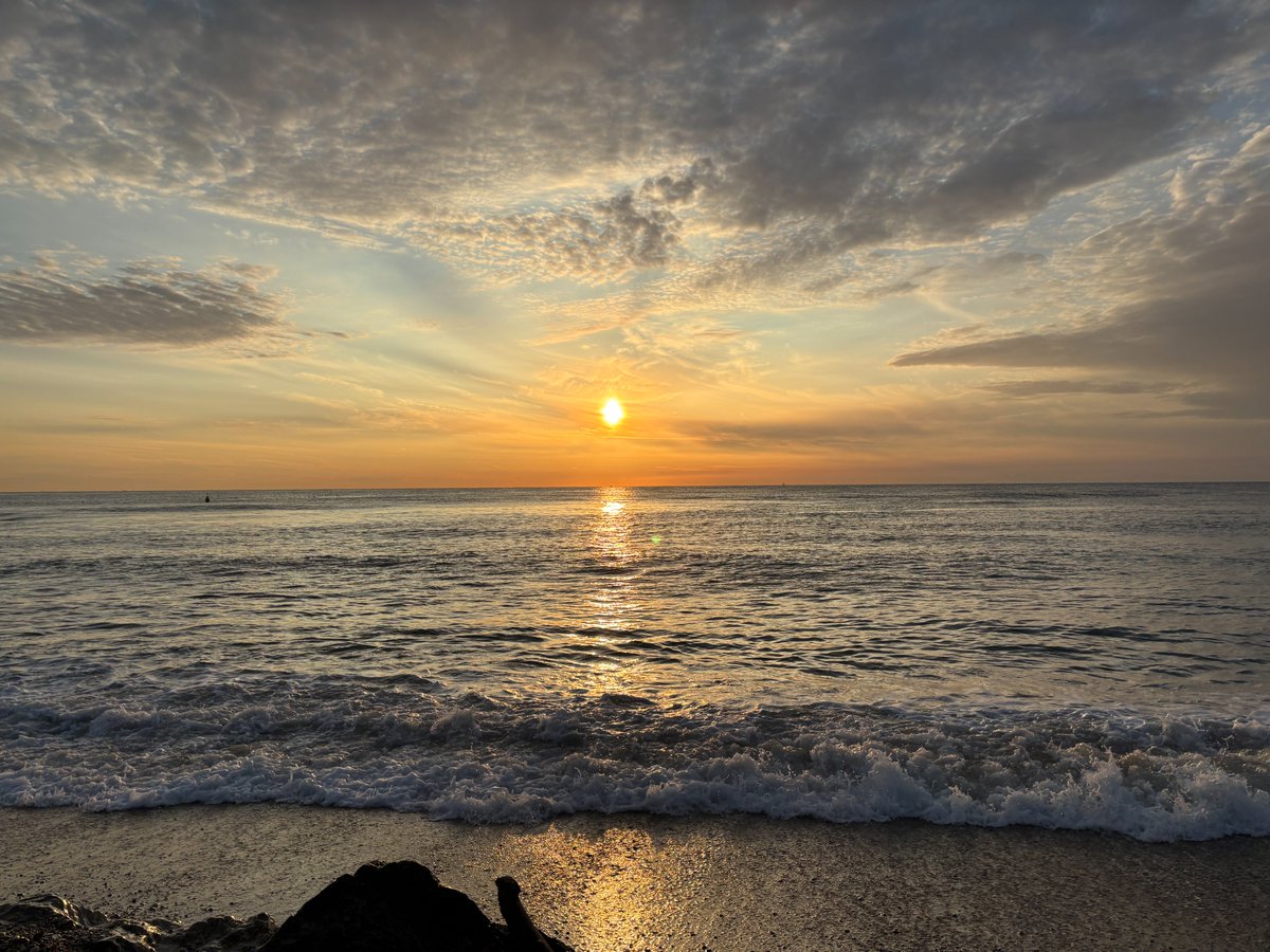 ⁓♦⁓

≡ L’AUTRE RIVE…

Il a grandi auprès de sa mer,

Compagne fidèle de ses jours,
Sa présence berçait ses silences,
Son parfum l’habitait.
Il la sentait toujours en lui.

Elle accompagna le bonheur

D’une jeunesse inachevée.
Faite de joies et de rêves inavoués
Un refuge que