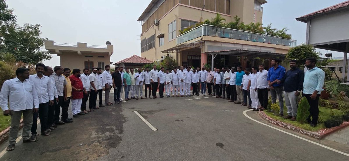 కామారెడ్డి MLA క్యాంపు కార్యాలయంపై కాంగ్రెస్ నాయకుల దాడి చేసిన విషయం తెలుసుకొని గౌరవ కామారెడ్డి శాసన సభ్యులు శ్రీ కాటిపల్లి వెంకట రమణ రెడ్డి గారికి మద్దతుగా వచ్చిన వేములవాడ బీజేపీ నాయకులు రామకృష్ణ ప్రతాప్, మరియు ఇతర బీజేపీ నాయకులు..