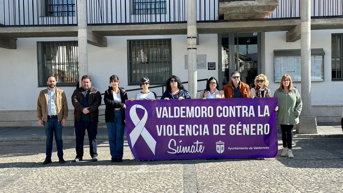 Valdemoro guarda un minuto de silencio para condenar la violencia de género y en señal de condolencia por las últimas víctimas, una mujer de 28 años en la provincia de Navarra y un menor de 10 años en la provincia de Santa Cruz de Tenerife
