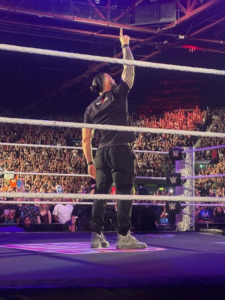 6 more days 

See you soon!! <a href="/WWERomanReigns/">Roman Reigns</a>