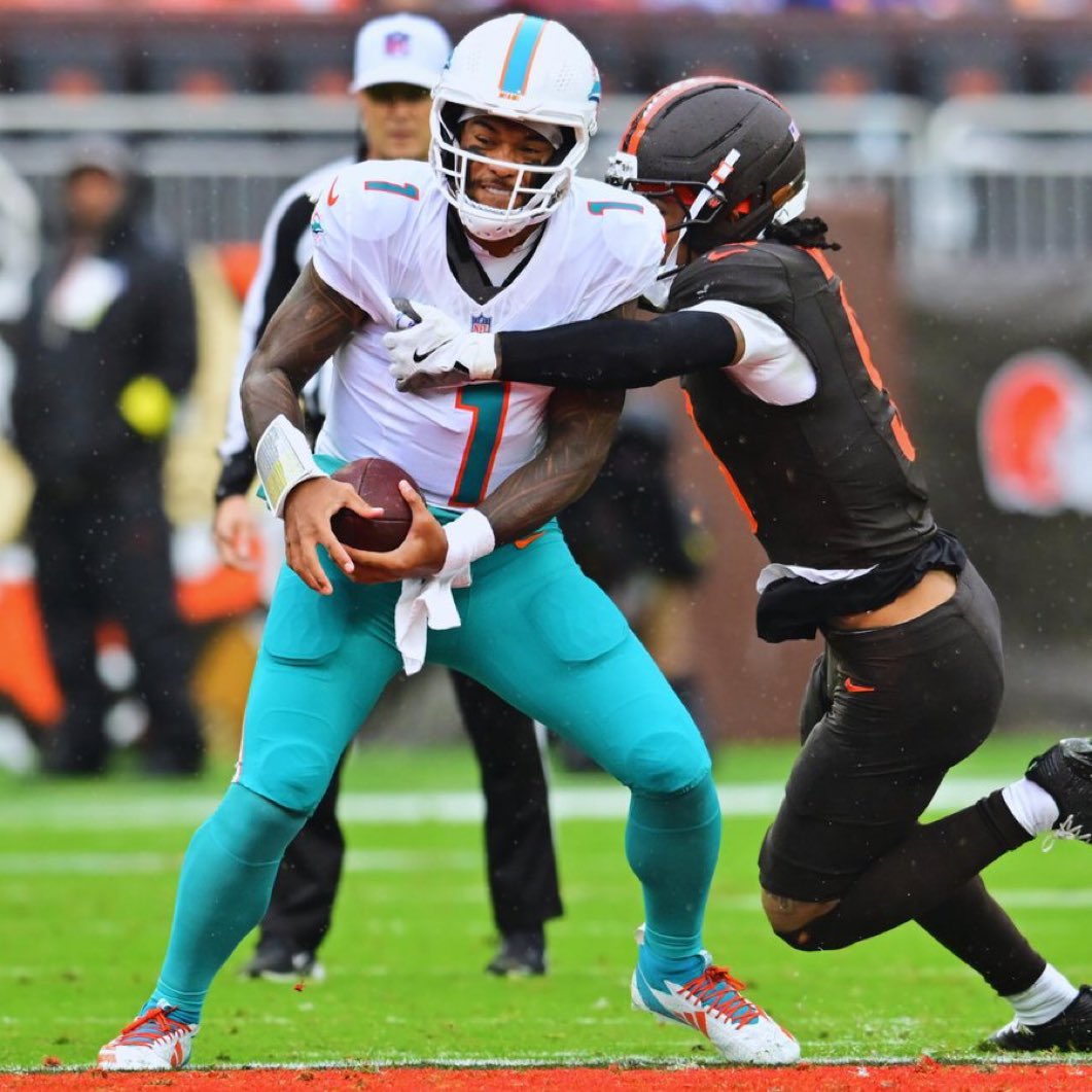 TheAquaTake's tweet photo. Miami Dolphins GM Jon-Eric Sullivan says “everything is on the table” with QB Tua Tagovailoa 👀

This has been communicated to Tua and his reps.

They confirmed he plans to keep playing…

But they did NOT specifically say he wants to stay in Miami.

👀🍿

#NFL #Dolphins #phinsup https://t.co/nGTvGNDC2j