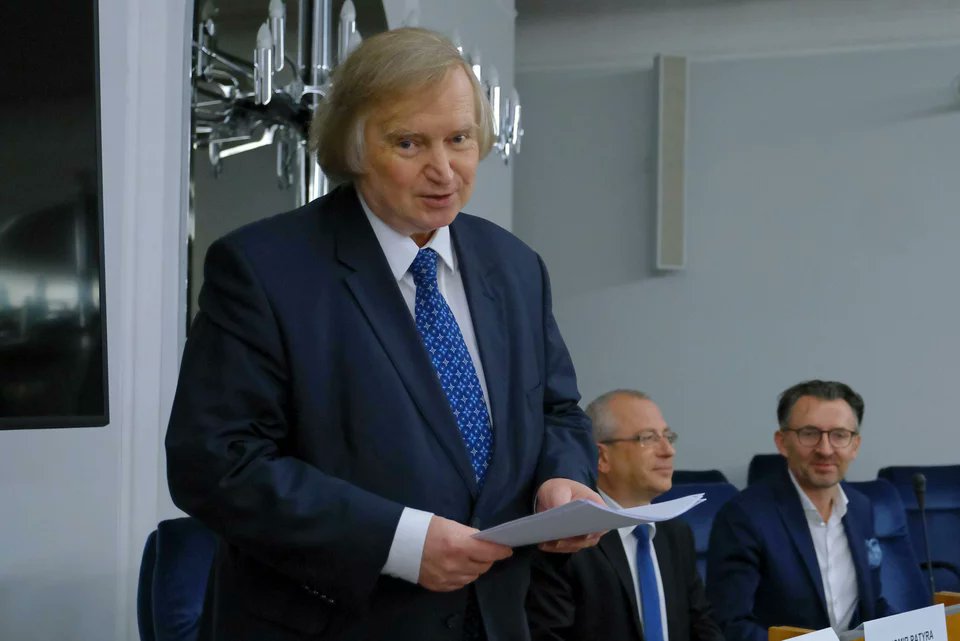 Czy dotarło do zakutego łba, który jest niestety premierem RP, że Profesor Ryszard Piotrowski ocenił,  SAFE jako niezgodny m. in.  z Konstytucją oraz Traktem o Unii Europejskiej ???🤨
Konstytucjonalista nie zostawił  na nim suchej nitki...
Siły Zbrojne podlegają demokratycznej