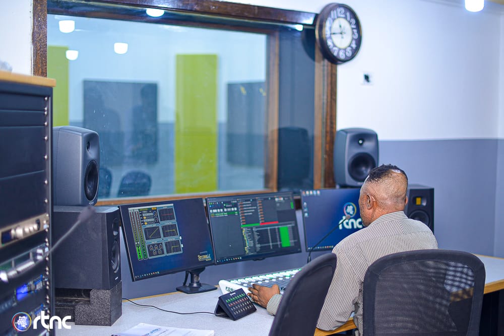 rtncofficielle1's tweet photo. Réformes de la RTNC : Relooking des Studios et  installation des nouveaux équipements numériques à la Radio 1 et 2. https://t.co/VUucSJYSJO