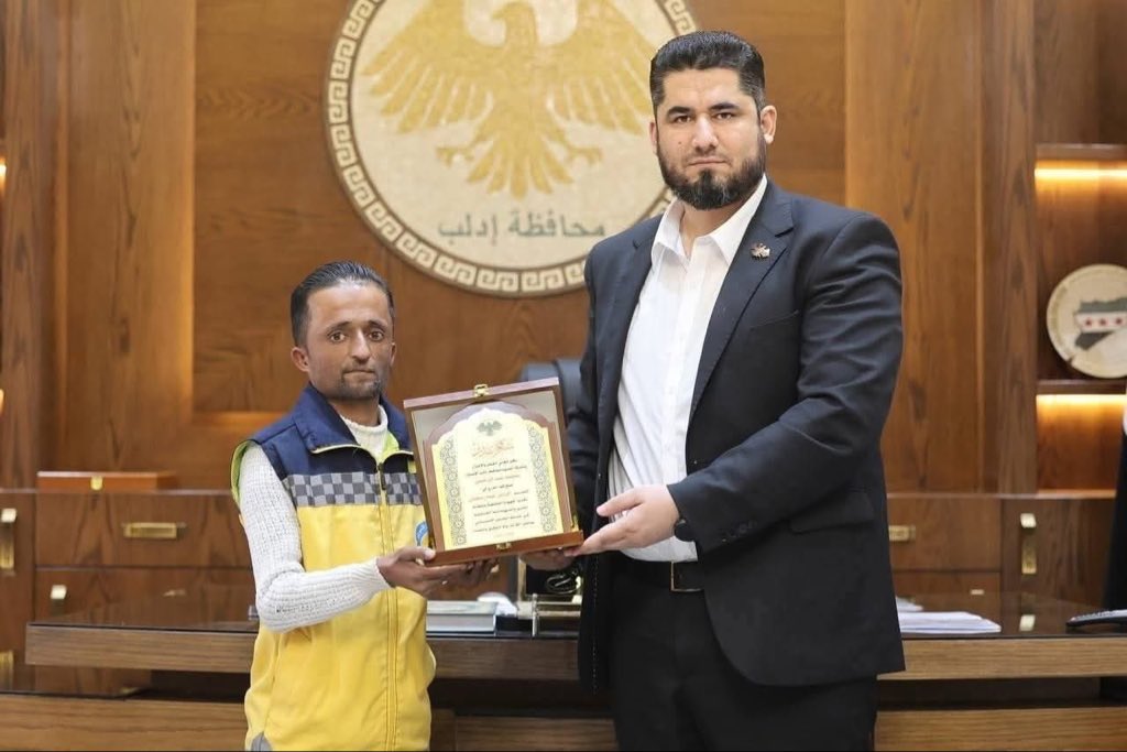 محافظ إدلب يكرّم الشاب "فراس عمار مظان" المتطوع في وزارة الطوارئ والكوارث تقديراً لشجاعته وسرعة استجابته في إنقاذ الأرواح