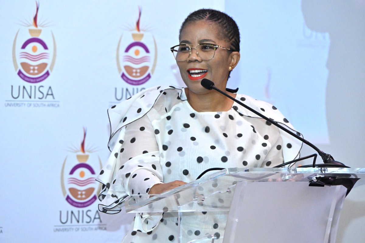 LenkaBula's tweet photo. KHOTSONG! Thanks ⁦@unisa⁩ Executives/Extended Management, Distinguished Professors, Academic, Professional, Administrative leaders for expressed commitment to @unisa High Performance in support of SCIENCE &amp;STUDENTS SUCCESS The VC Lekgotla was an ABSOLUTE Success🌻🙏🏽💻📚🚀💕 https://t.co/veF9tRuVSN