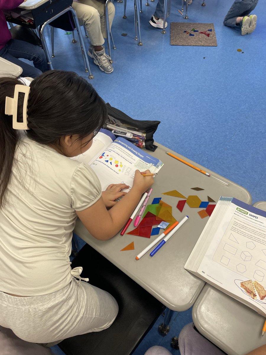 tinasandersmath's tweet photo. Students @MinorCommSchool learning about shapes in Ms Morris’ 4th grade class @JEFCOED https://t.co/W4sw9yzYdv