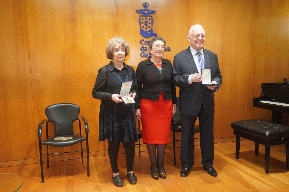 consellocultura's tweet photo. Entregamos as #medallasccg a dúas persoas moi queridas para nós: Kathleen March e Francisco Díaz-Fierros nunha homenaxe á cultura científica e humanista. A presidenta #RosarioÁlvarez, destacou que esta distinción busca manter viva a colaboración das personalidades homenaxeadas. https://t.co/vHLYs7Z4lL