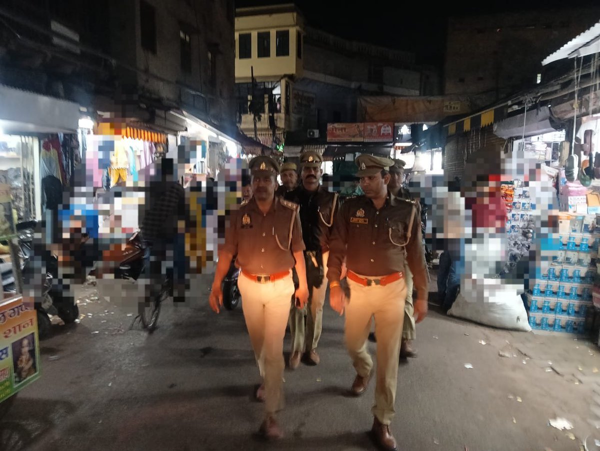 DCPCityAgra's tweet photo. .@DCPCityAgra के निर्देशन में #थाना_मंटोला पुलिस द्वारा कानून एवं शांति व्यवस्था के दृष्टिगत तथा अपराधियों पर प्रभावी कार्यवाही हेतु क्षेत्र में संदिग्ध व्यक्ति/वाहनों की सघन चैकिंग व पैदल गस्त किया जा रहा है।
@Uppolice
@agrapolice
#FOOT_PATROLLING https://t.co/4A3jTCPHoI