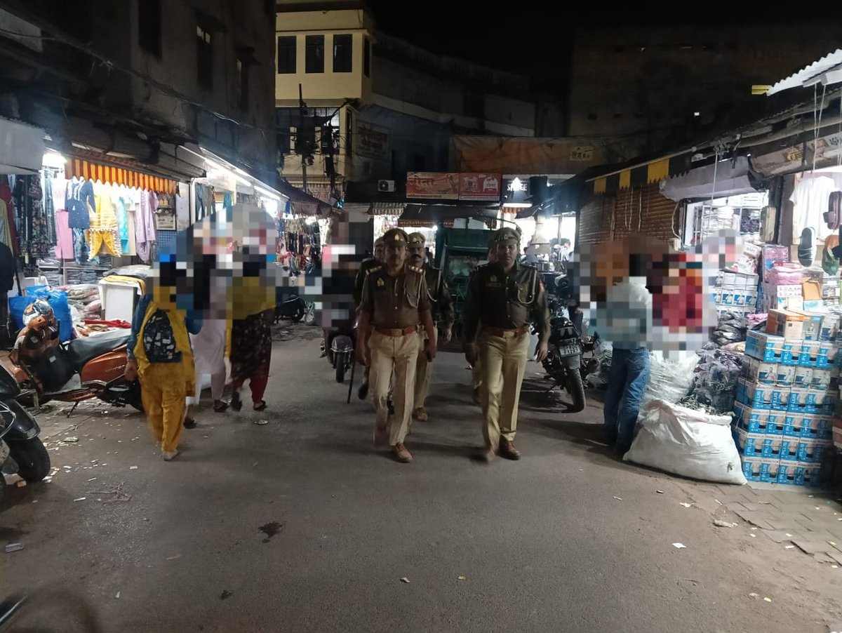 DCPCityAgra's tweet photo. .@DCPCityAgra के निर्देशन में #थाना_मंटोला पुलिस द्वारा कानून एवं शांति व्यवस्था के दृष्टिगत तथा अपराधियों पर प्रभावी कार्यवाही हेतु क्षेत्र में संदिग्ध व्यक्ति/वाहनों की सघन चैकिंग व पैदल गस्त किया जा रहा है।
@Uppolice
@agrapolice
#FOOT_PATROLLING https://t.co/4A3jTCPHoI